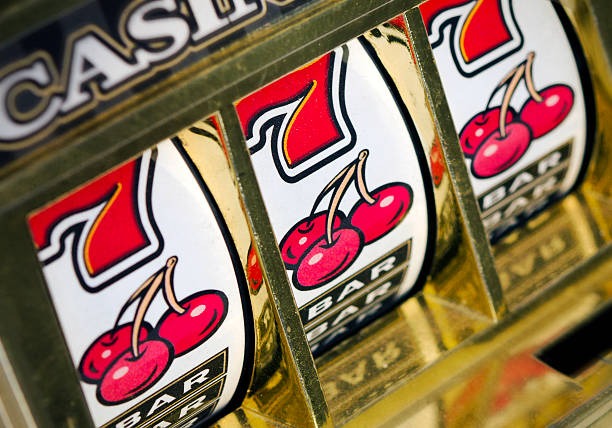 Close-up of live dealer hands during an Andar Bahar round with clear card visibility